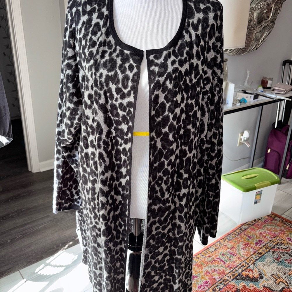Gray and Black Animal Print Cardigon